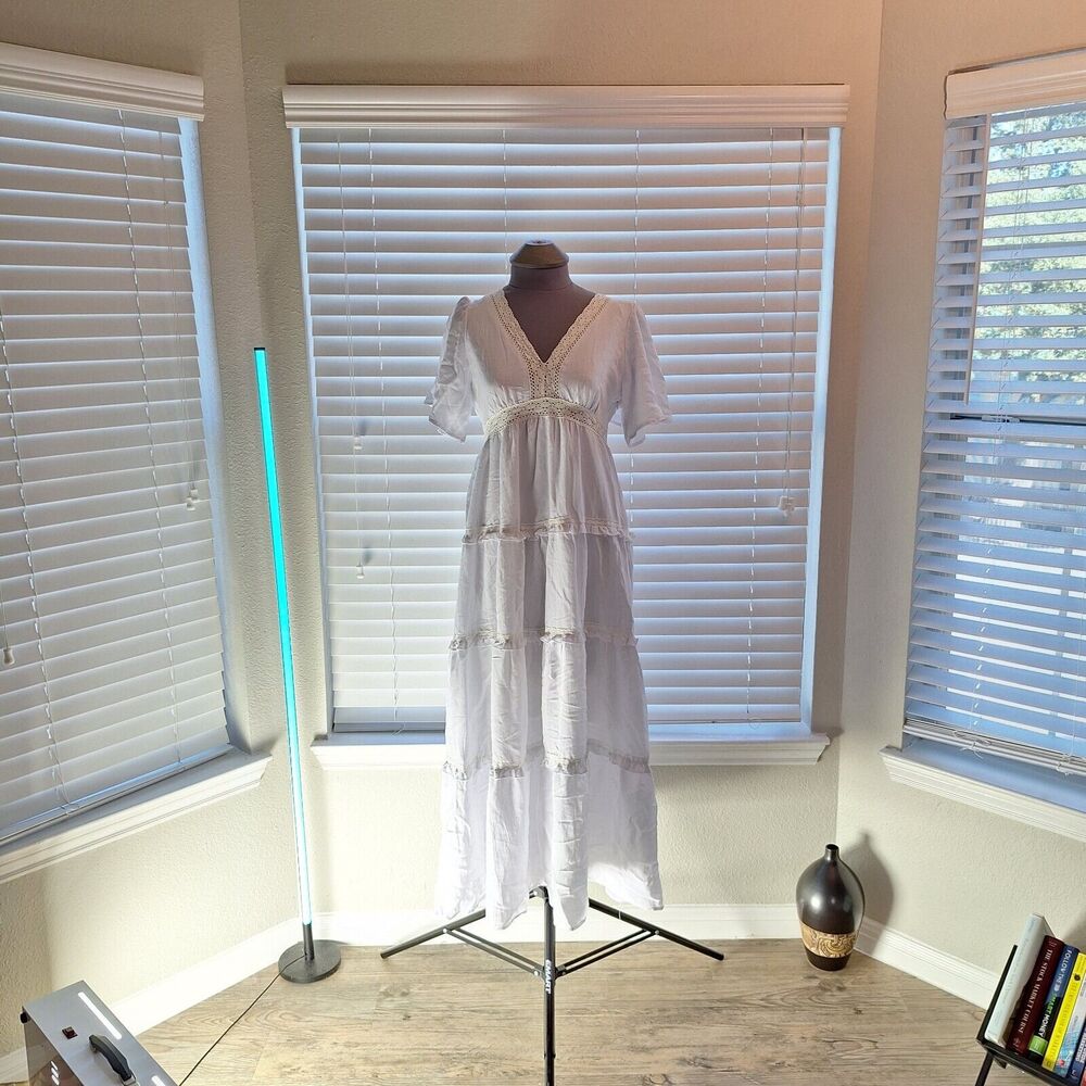 In Loom Size M Gunne Saks White Maxi Dress